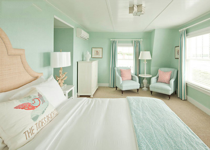Phòng ngủ màu xanh mint với ánh sáng ngập tràn